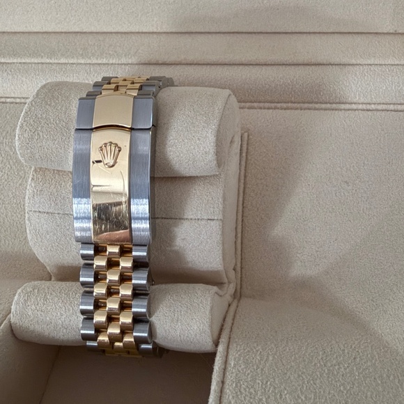Authentic Rolex Datejust 126233 Gold and Silver Jubilee Bracelet Gold Bezel 2022 - Picture 8 of 15